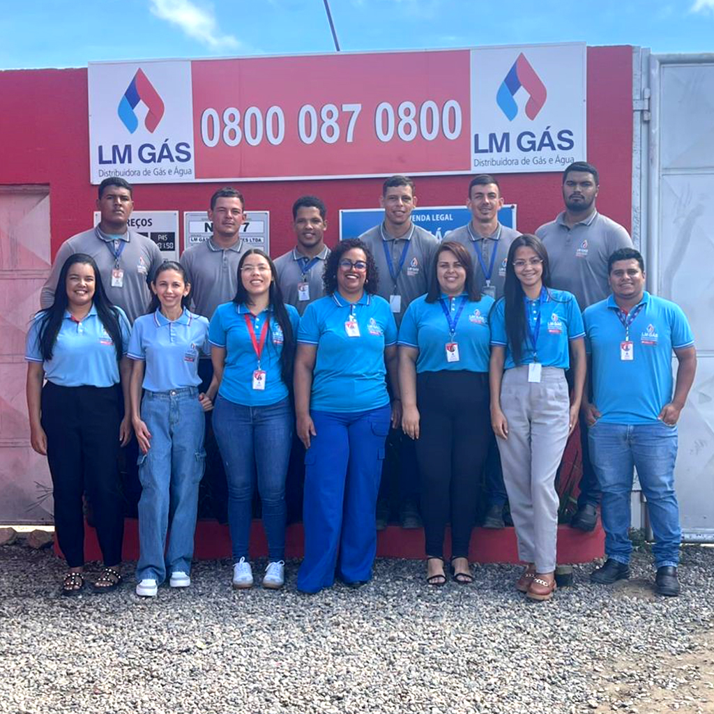 Equipe da L M GÁS em frente aos veículos de entrega